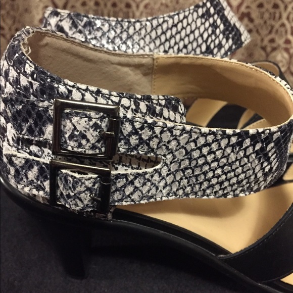 Bella vita B&W heels/pumps - Picture 8 of 8